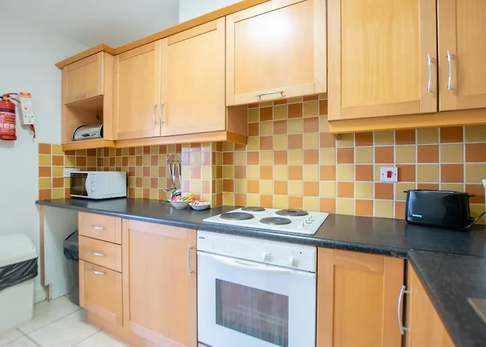 128 - Comfy 2 Bed Apt With Parking