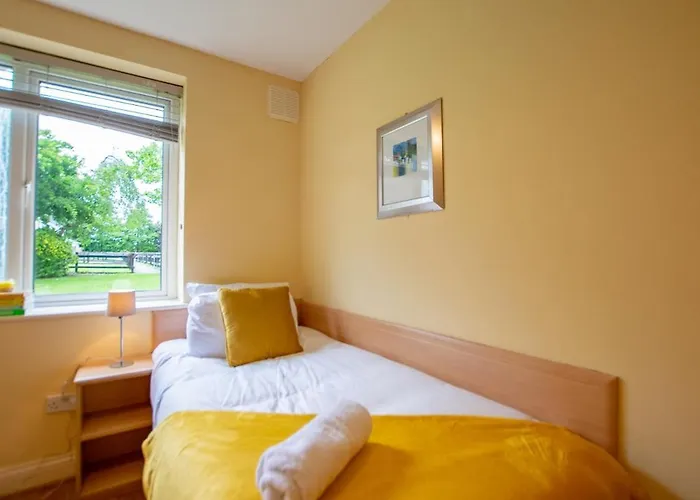 128 - Comfy 2 Bed Apt With Parking