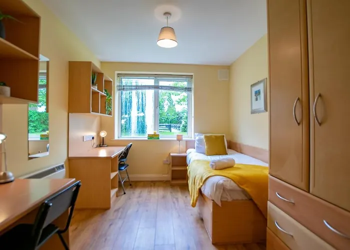 128 - Comfy 2 Bed Apt With Parking