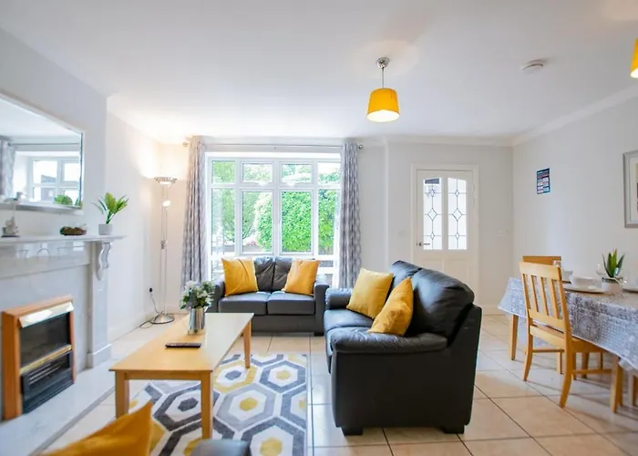 128 - Comfy 2 Bed Apt With Parking